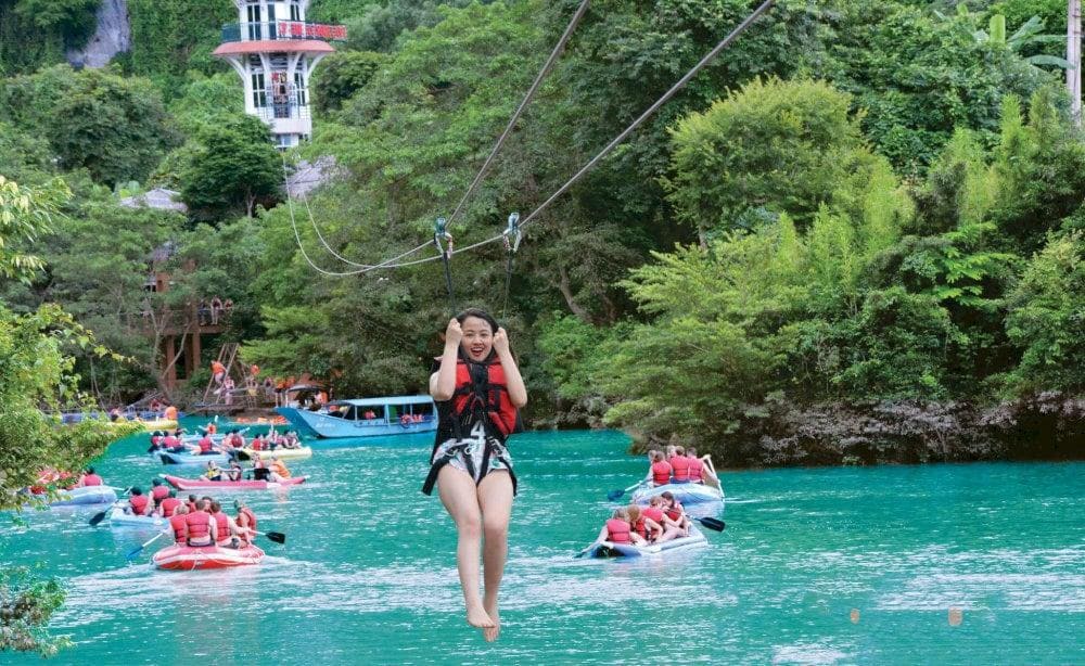 With many exciting activities, both adults and children can enjoy playing at the Dark Cave (Source: Quang Binh Travel)